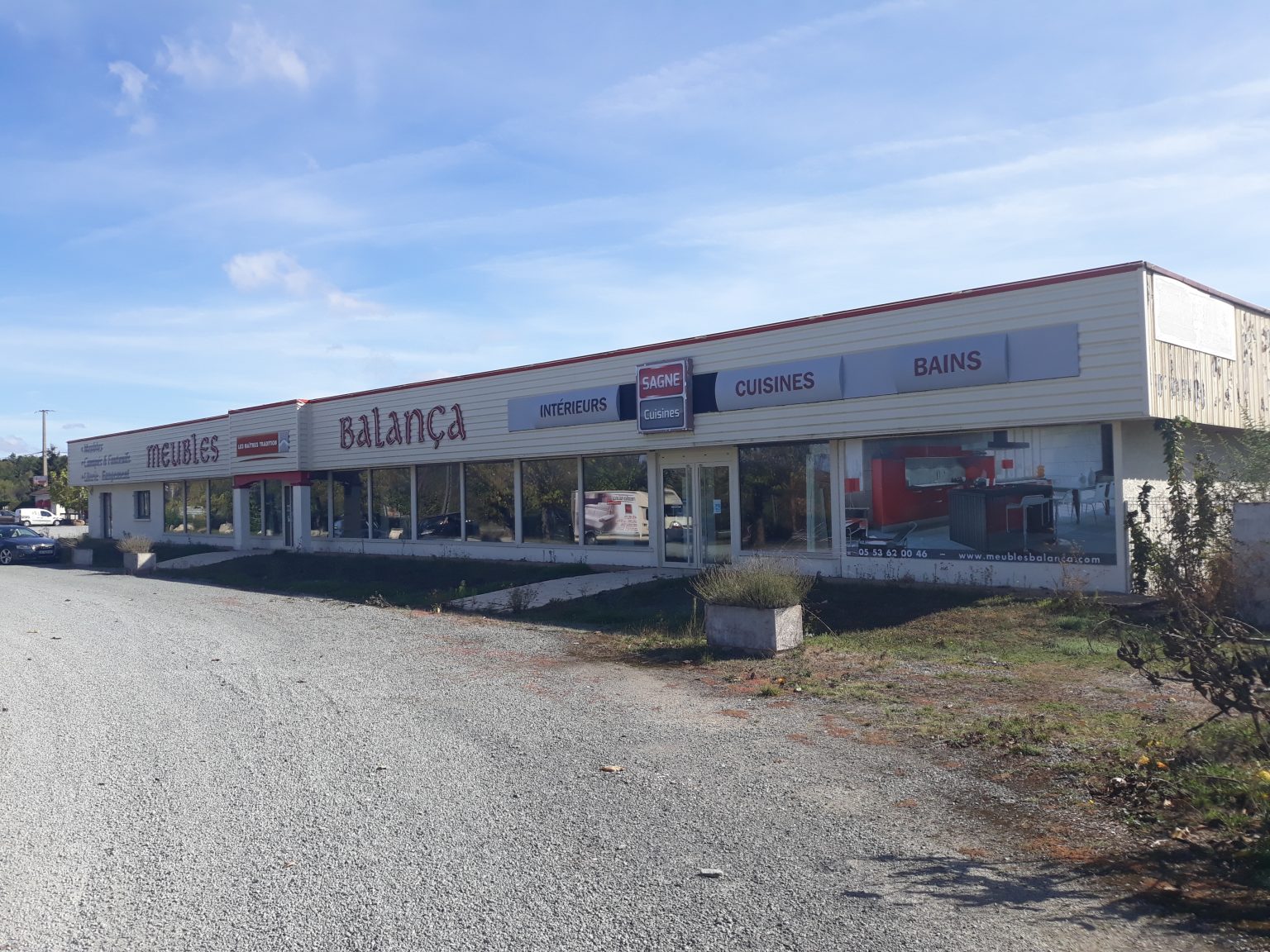 Bâtiment commercial en bordure de RN 21 à Négrondes