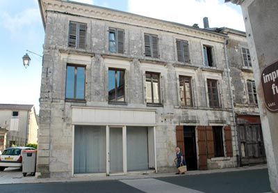 Local commercial situé dans le centre-ville de Thiviers sur un terrain de 488 m2